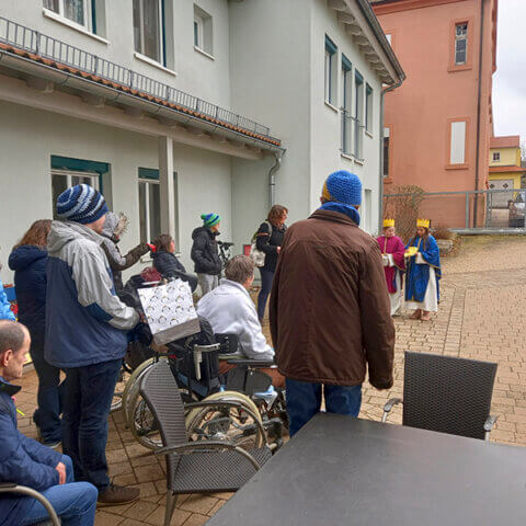 Sternsinger bei denBewohner*innen der Gunzenhausener Straße